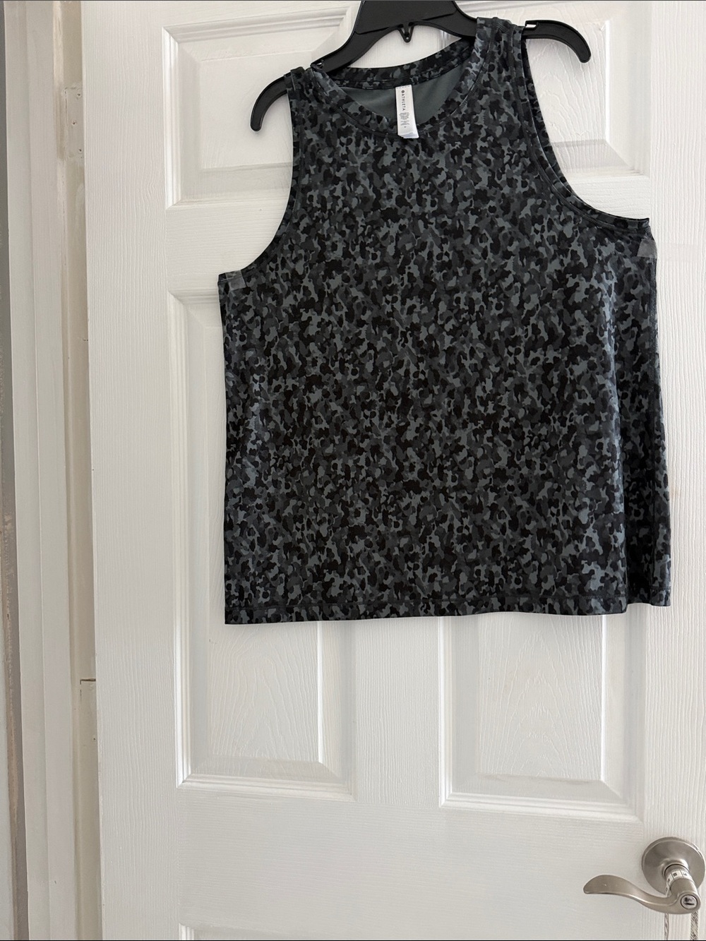 Athleta Tank Animal Print Black Blue Zephyr Blouse Crew Neck Top
SZ: M